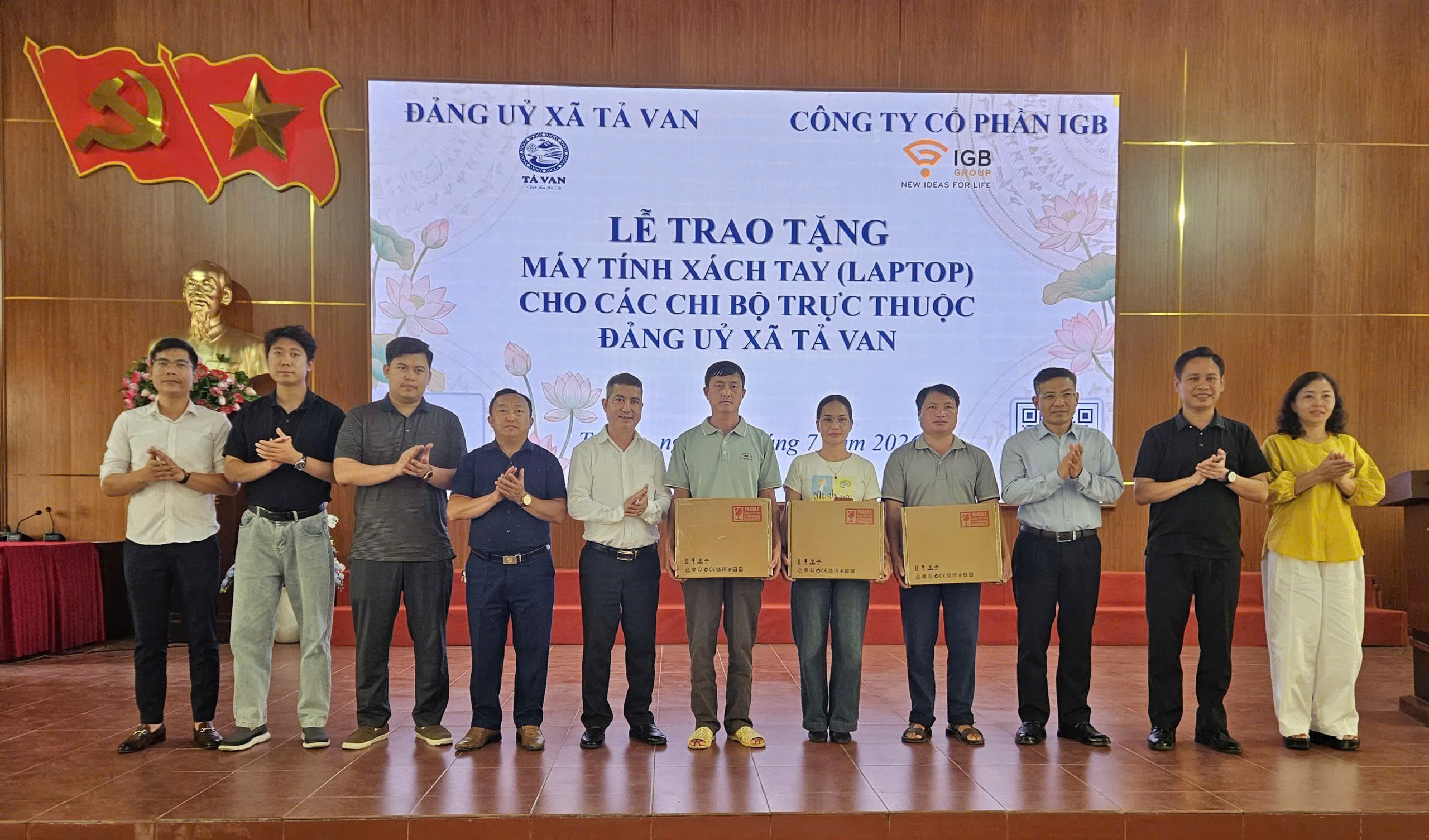 IGB Group trao tặng máy tính xách tay và ký kết hợp tác chuyển đổi số với UBND Xã Tả Van