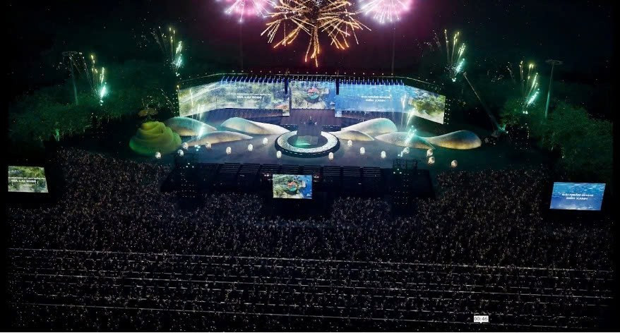 Sân khấu Chương trình nghệ thuật khai mạc Năm Du lịch Quốc gia - Gia Lai 2026 được đầu tư quy mô lớn với hệ thống âm thanh, ánh sáng và màn hình hiện đại