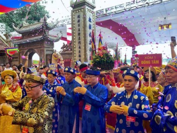 Tưng bừng lễ hội truyền thống ở làng gốm Bát Tràng